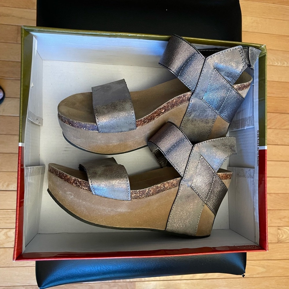 Pierre Dumas Wedges - Picture 3 of 6